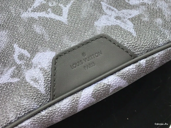 LOUIS BUMBAG DISCOVERY VUITTON 0422